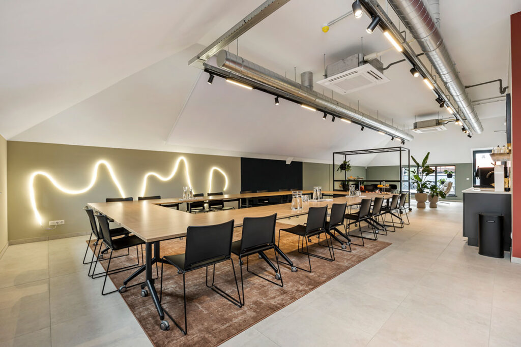 Creatieve neonverlichting aan de muur van de vergaderruimte bij Onder de Pannen in Echt, wat zorgt voor een inspirerende en eigentijdse uitstraling.