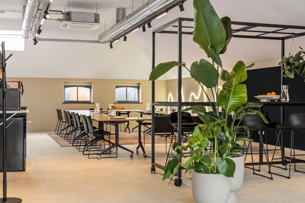 Industriële details en historische foto's aan de wand, die de unieke sfeer van Onder de Pannen versterken.