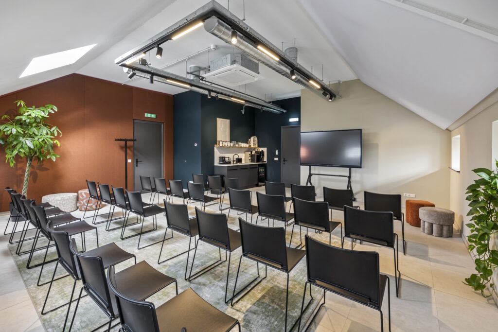 Stoelen opgesteld voor het scherm in de ontmoeting ruimte