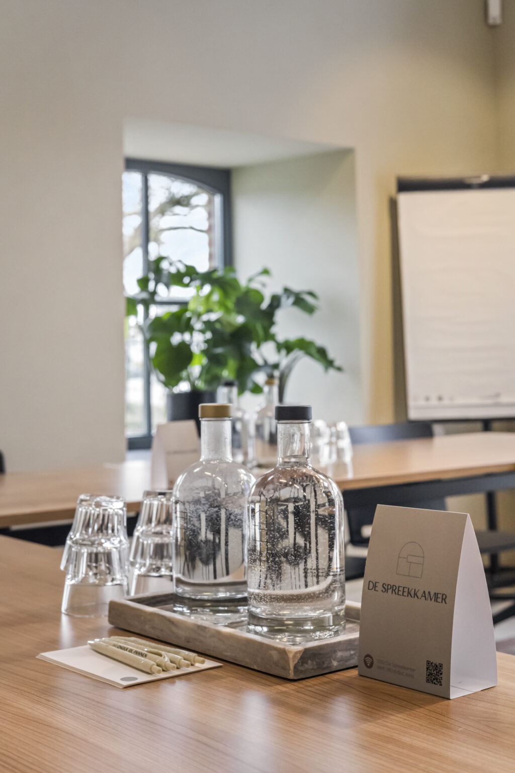Opstelling van glazen met water in de spreekkamer ruimte