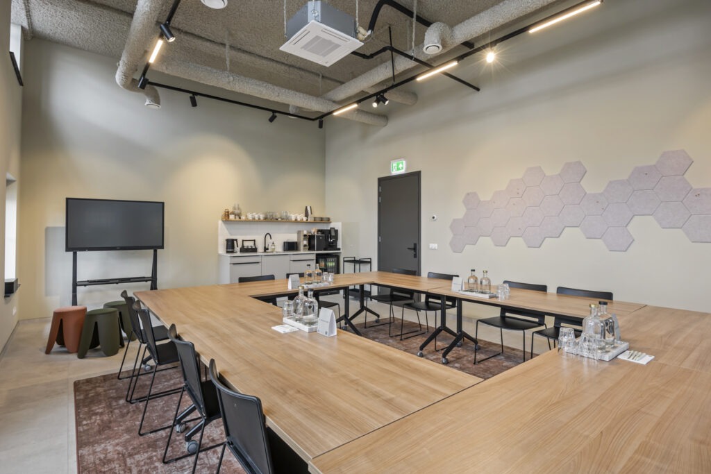 De tafels, stoelen en deur van de spreekkamer ruimte