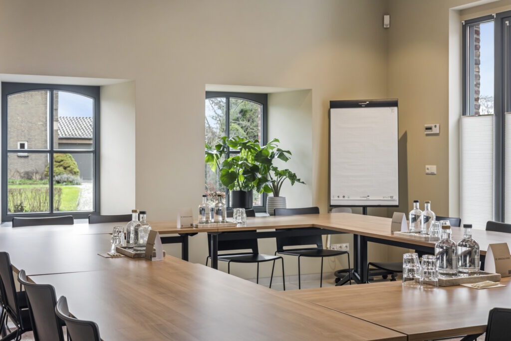 Tafels en stoelen van de spreekkamer ruimte