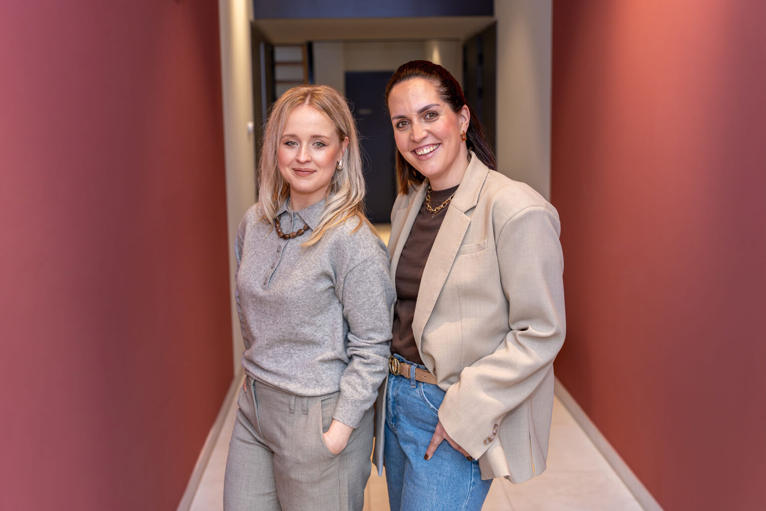 Onder de pannen Aniek en Elles samen op de foto